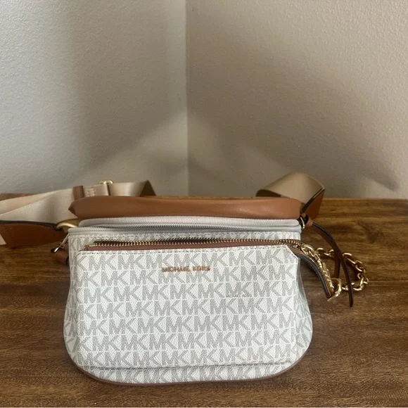 Michael Kors Logo Sling Pack - Picture 4 of 4